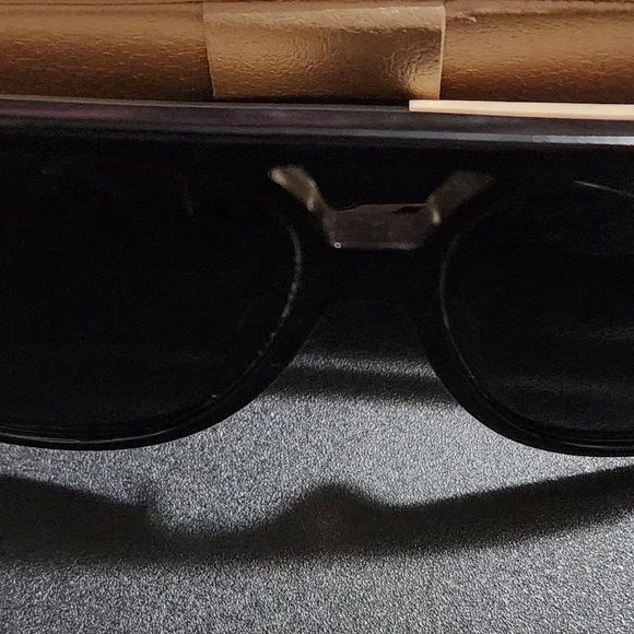 Gucci Black and Red Designer Sunglasses - Picture 4 of 10